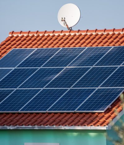 Cum influențează orientarea acoperișului randamentul panourilor solare